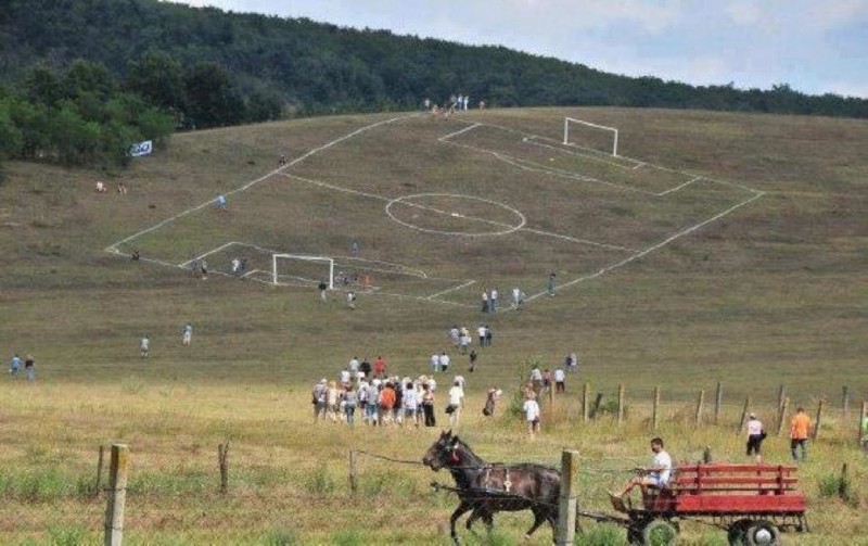 11 Lapangan Bola Aneh yang Ada di Dunia. Messi dan Ronaldo Main di Sini Belum Tentu Jago!