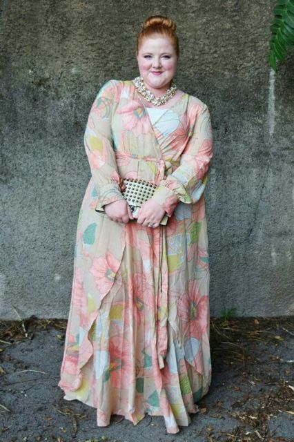 Liz, Fashion Blogger Bertubuh Curvy yang Percaya Diri dengan Aneka Dress Berwarna. Layak Ditiru!