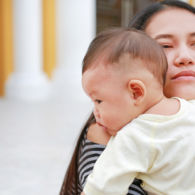 Kenapa Ya Bayi Suka Nangis Saat Digendong Orang Tertentu? Ini Dia Penjelasannya!