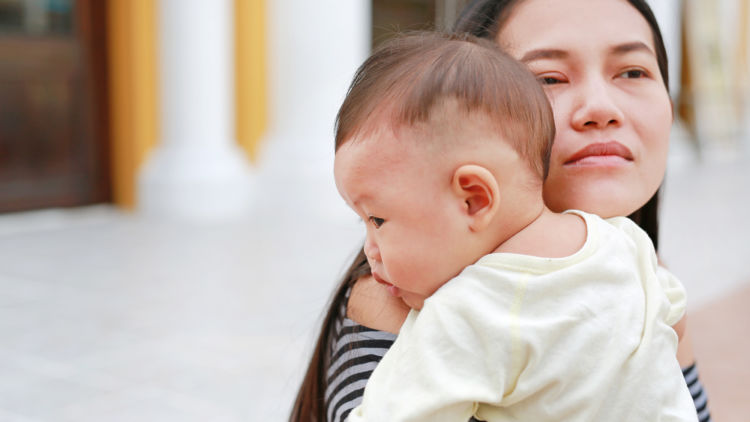 Kenapa Ya Bayi Suka Nangis Saat Digendong Orang Tertentu? Ini Dia Penjelasannya!