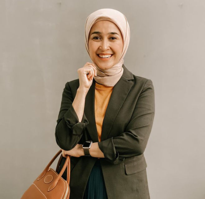 5 Trik Tampil Elegan dengan Hijab Segi Empat dan Baju Formal Ala Prita Ghozie, Konsultan Keuangan Favorit Warganet!