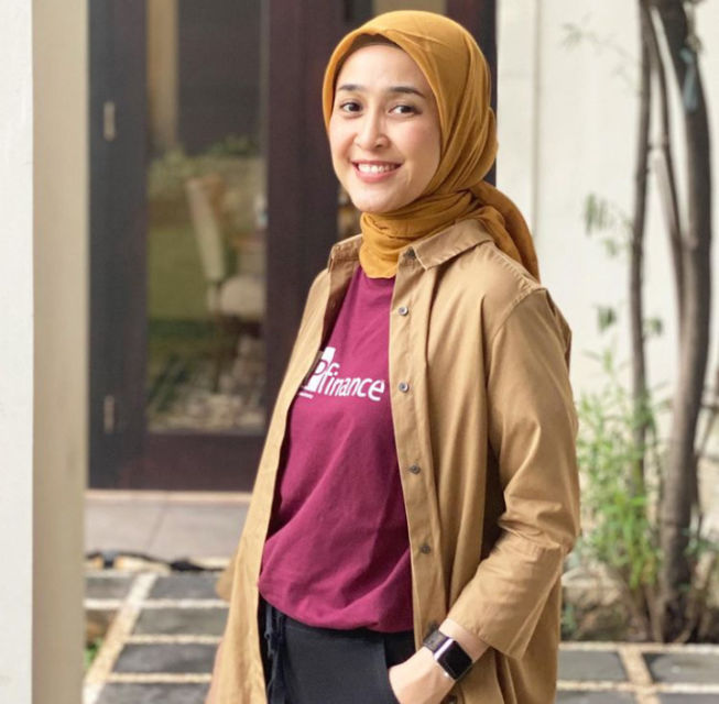 5 Trik Tampil Elegan dengan Hijab Segi Empat dan Baju Formal Ala Prita Ghozie, Konsultan Keuangan Favorit Warganet!