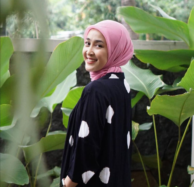 5 Trik Tampil Elegan dengan Hijab Segi Empat dan Baju Formal Ala Prita Ghozie, Konsultan Keuangan Favorit Warganet!