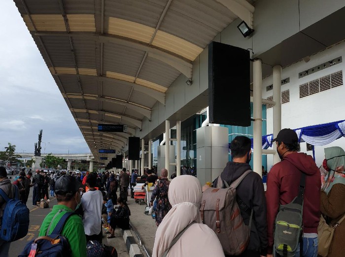 Antrean Panjang Rapid Test Antigen di Bandara Soetta Capai 25 Meter. Timbulkan Kekhawatiran