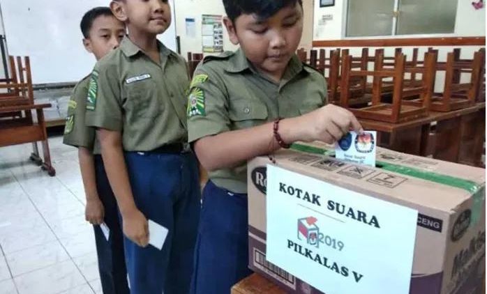 Nostalgia Ketua Kelas dan Job Desc yang Nggak Jelas. Jabatan Kocak yang Pernah Kita Emban