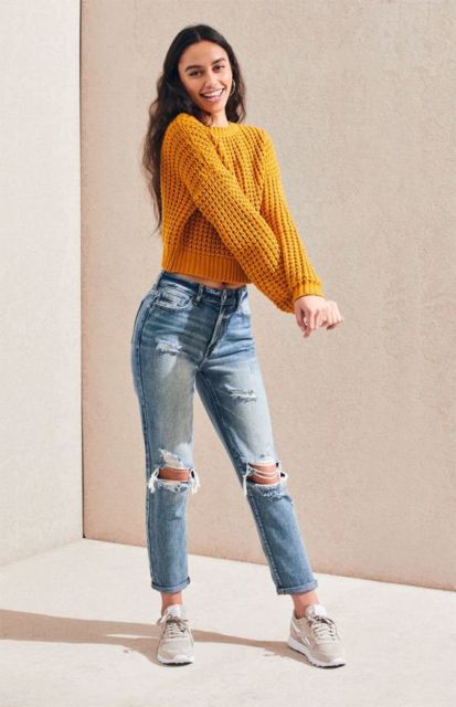 5 Warna Sweater yang Paling Pas Dipadukan dengan Celana Jeans Robek. Kekinian dan Manis!