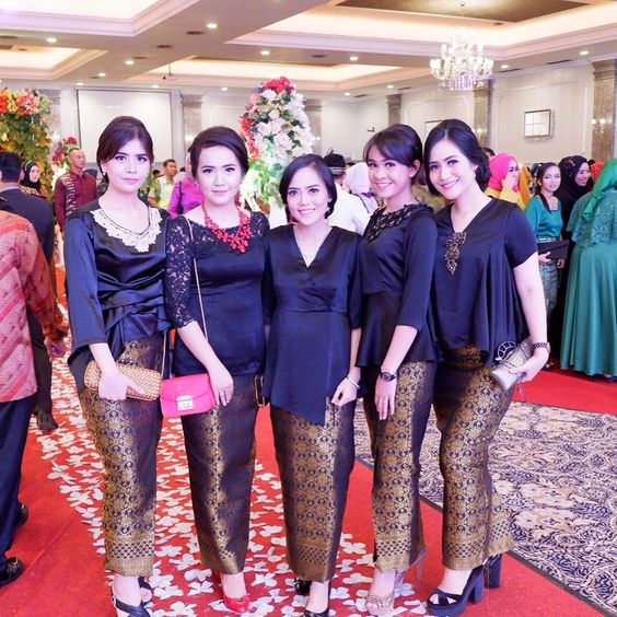 8 Model Kebaya yang Cocok Dipakai Buat Acara Malam Hari. Pilihan Warnanya Elegan!