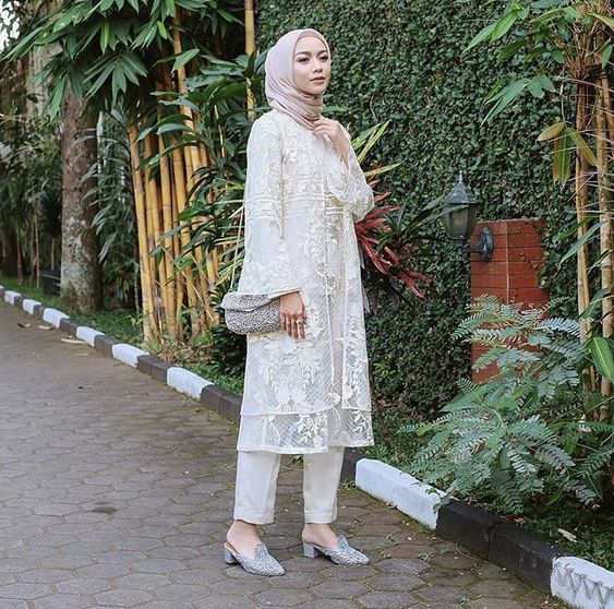 8 Potret Kebaya dan Celana Putih Buat Kondangan. Elegan dan Bisa Bikin Langsing!