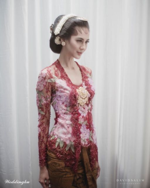 7 Panduan Praktis Pilih Kebaya Lamaran untuk si Kurus. Jadi Lebih Proporsional Seketika~