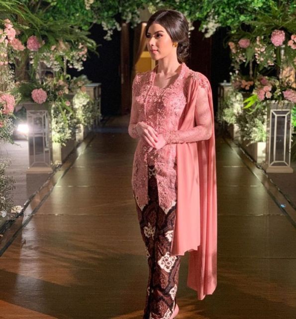 7 Panduan Praktis Pilih Kebaya Lamaran untuk si Kurus. Jadi Lebih Proporsional Seketika~