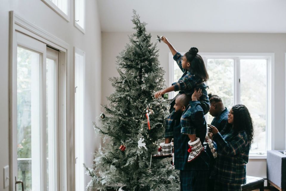 5 Manfaat Asyik Menghias Pohon Natal Bersama si Kecil. Yuk Ukir Memori Bahagia Bersamanya~