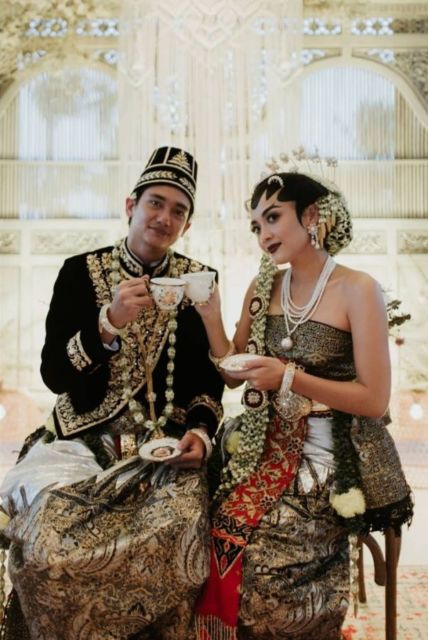 10 Detail Pernikahan Adipati Dolken-Canti Tachril. Kental Adat Jawa, Digelar di Pinggir Pantai!