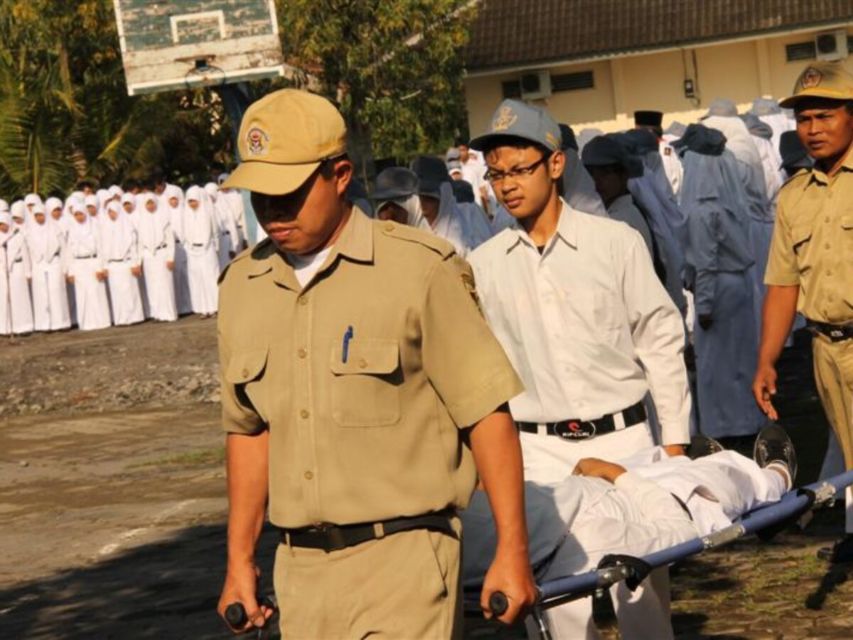 Pura-pura Pingsan Saat Upacara Adalah Momen Terlicik Zaman Sekolah. Ada yang Pernah Begini?