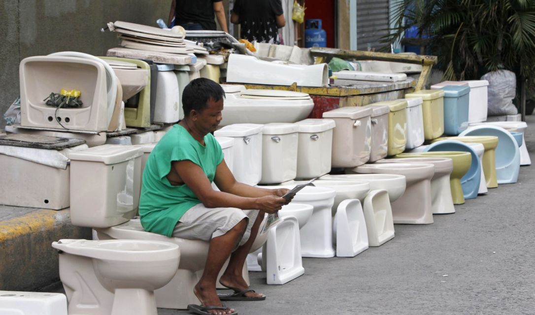 Kebiasaan Pakai WC Jongkok Terus Pindah ke WC Duduk itu Semacam Cobaan Hidup. Susah!