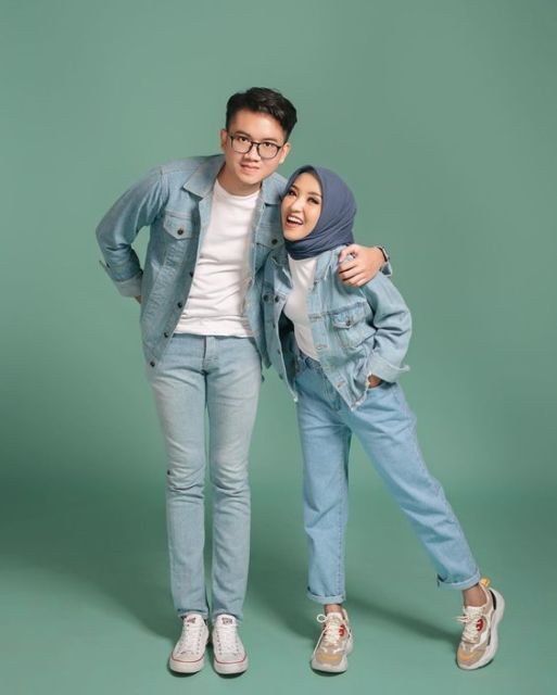 8 Ide Busana Couple yang 'Nggak Couple Banget'. Anti Norak, Bisa Bikin Kompak!