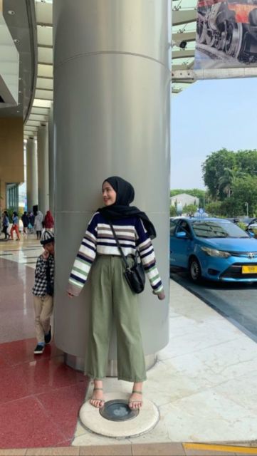 Kumpulan Foto OOTD dengan Sweater Minimalis Buat Hijabers. Pas Buat Musim Hujan!