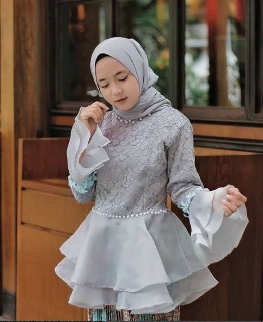 Bukan Brokat atau Tile, Ini 9 Potret Cantik Kebaya Organza Bernuansa Pastel. Mewah dan Elegan!