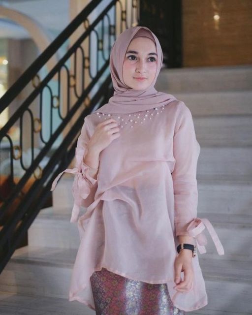 Bukan Brokat atau Tile, Ini 9 Potret Cantik Kebaya Organza Bernuansa Pastel. Mewah dan Elegan!