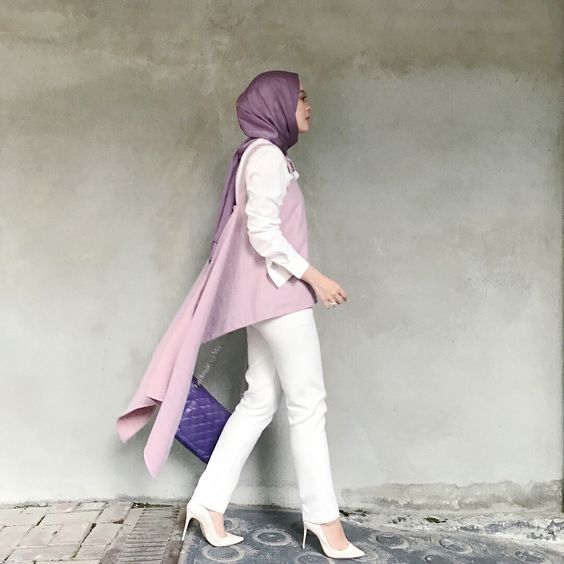 Belum Redup, Ini Potret 9 Hijabers dengan Busana Serba Lilac yang Menawan dan Manis!