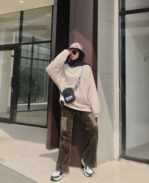 Kumpulan Foto OOTD dengan Sweater Minimalis Buat Hijabers. Pas Buat Musim Hujan!