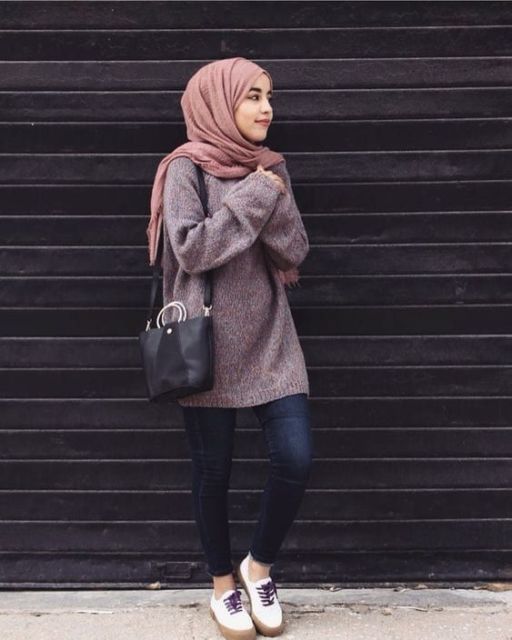 Kumpulan Foto OOTD dengan Sweater Minimalis Buat Hijabers. Pas Buat Musim Hujan!