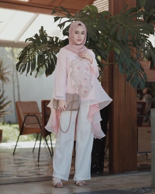 Bukan Brokat atau Tile, Ini 9 Potret Cantik Kebaya Organza Bernuansa Pastel. Mewah dan Elegan!