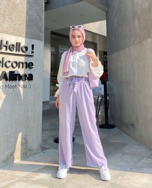 Belum Redup, Ini Potret 9 Hijabers dengan Busana Serba Lilac yang Menawan dan Manis!