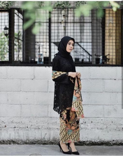 5 Referensi Kebaya Hijab Berwarna Hitam di 2021. Desainnya Langka, Tampilannya Sempurna!