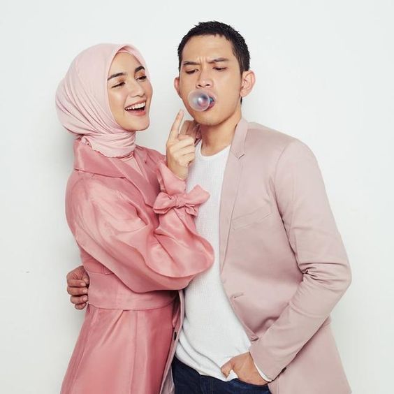 8 Ide Busana Couple yang 'Nggak Couple Banget'. Anti Norak, Bisa Bikin Kompak!