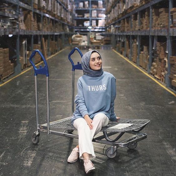 Kumpulan Foto OOTD dengan Sweater Minimalis Buat Hijabers. Pas Buat Musim Hujan!