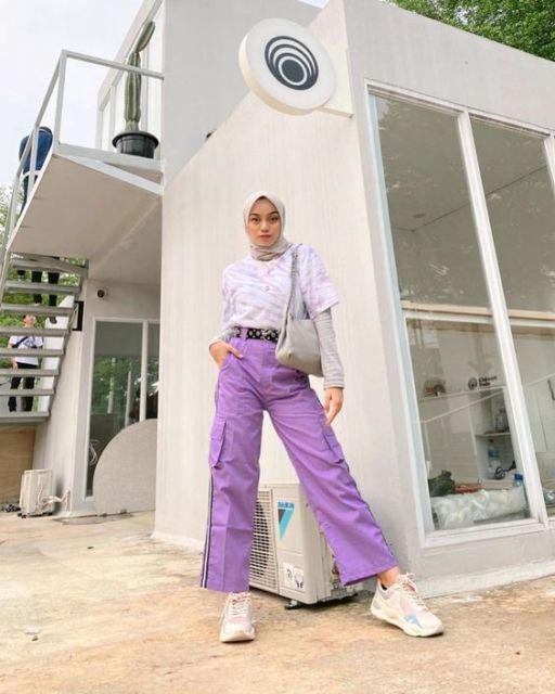 Belum Redup, Ini Potret 9 Hijabers dengan Busana Serba Lilac yang Menawan dan Manis!