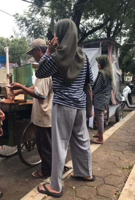 Momen Kocak Nggak Sengaja Kembaran Pakaian sama Orang Lain. Absurd Banget!