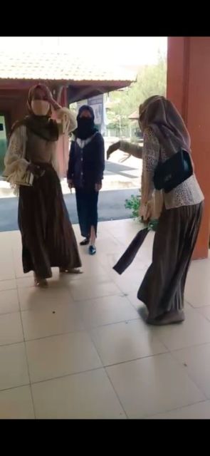 Momen Kocak Nggak Sengaja Kembaran Pakaian sama Orang Lain. Absurd Banget!