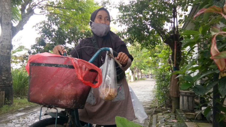 Belajar Tangguh dari Umi Wardiah, Ibu Anak Dua yang Berjualan Sayur Matang demi Keluarga