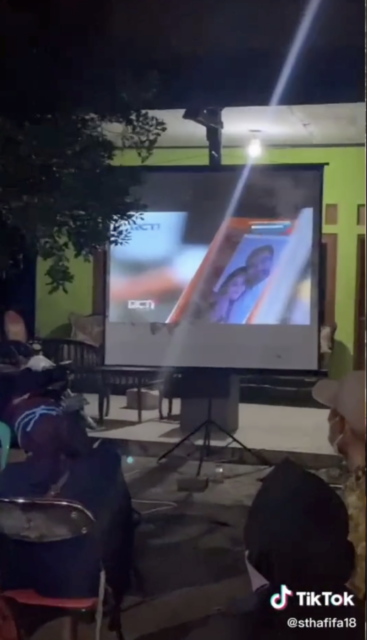 Viral Video Orang Hajatan Malah Nobar Sinetron Ikatan Cinta. Begini nih Layar Tancap 4.0~