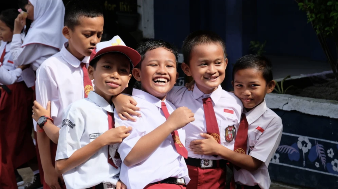 Susahnya Punya Barang Baru di Masa Sekolah. Langsung Jadi Sasaran Banyak Bocah Lain!