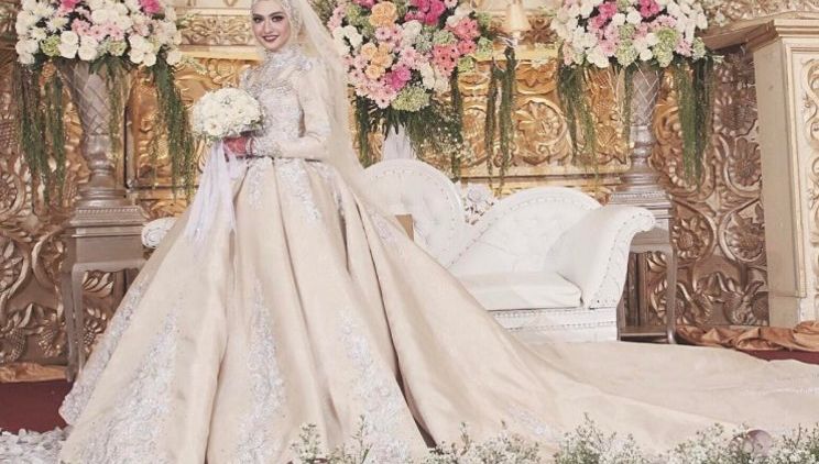 5 Inspirasi Desain Baju Pernikahan Buat Kamu yang Berhijab Menutupi Dada