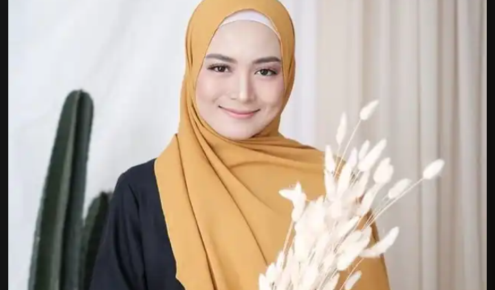 Sederet Alasan Kenapa Masih Banyak Cewek yang Kurang PD Mengenakan Hijab Warna Kuning. Simak Nih!