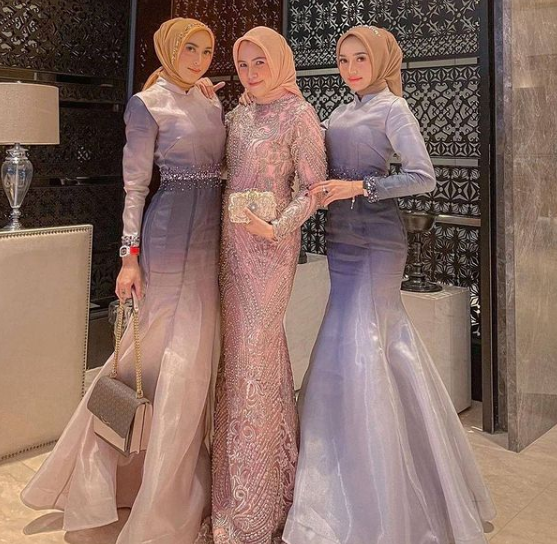 9 Potret Kebaya Ombre yang Tetap Elegan Saat Dipakai. Kekinian, tapi Santun!