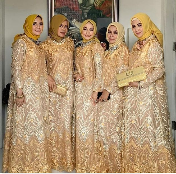 9 Potret Kebaya Ombre yang Tetap Elegan Saat Dipakai. Kekinian, tapi Santun!