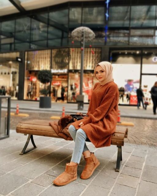 Kumpulan Foto OOTD dengan Sweater Minimalis Buat Hijabers. Pas Buat Musim Hujan!