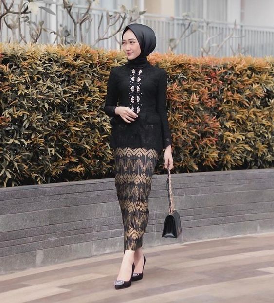 5 Referensi Kebaya Hijab Berwarna Hitam di 2021. Desainnya Langka, Tampilannya Sempurna!