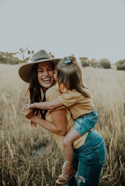 Memanfaatkan Lingkungan Sekitar, Ini 9 Konsep Photoshoot Ibu-Anak yang Apik!