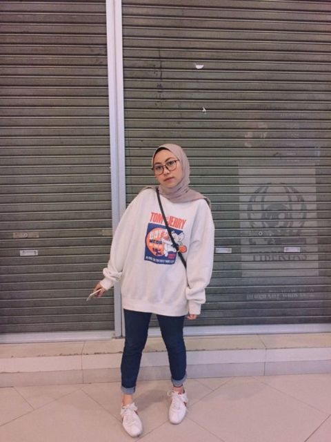 Kumpulan Foto OOTD dengan Sweater Minimalis Buat Hijabers. Pas Buat Musim Hujan!