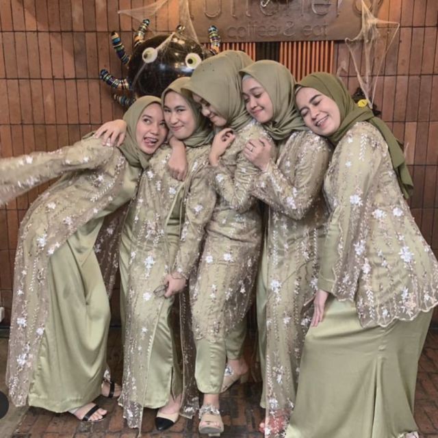 kebaya hijau olive