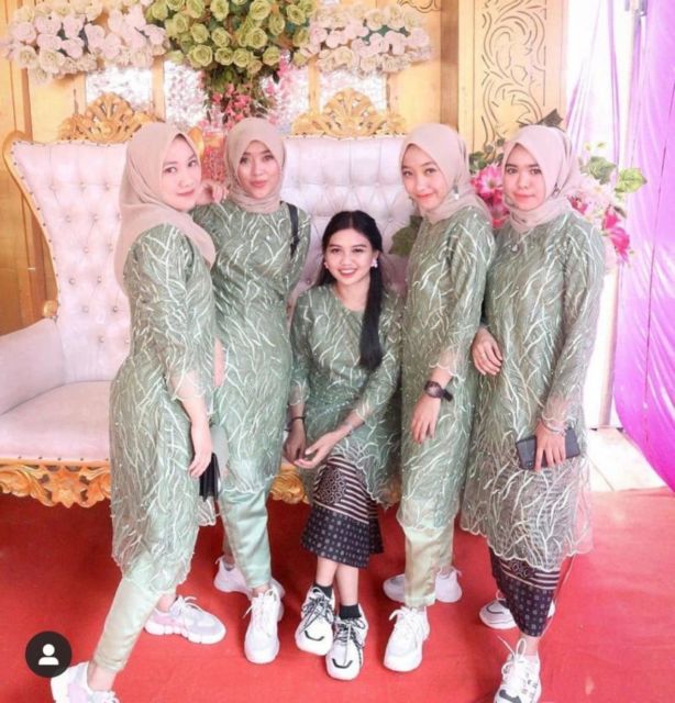 kebaya hijau olive