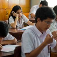 Kelakuan yang Sering Dilakukan oleh Mereka yang Duduk di Bangku Paling Belakang Zaman Sekolah