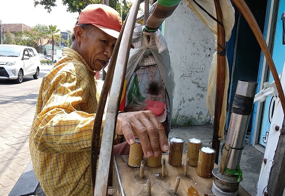 11 Profesi ini Bisa Dibilang Sudah Mulai Langka Keberadaannya. Kamu Masih Sering Lihat Nggak?