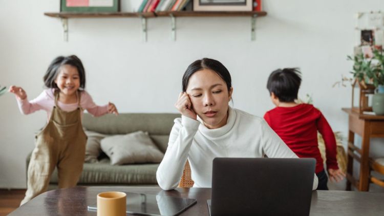 Kegundahan para Ibu Tentang Berakhirnya Masa WFH. Nggak Mudah Ninggalin Anak di Masa Pandemi!