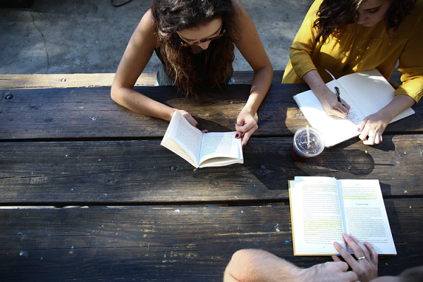 5 Bentuk Book Shaming yang Tanpa Disadari Sering Dilakukan. Nggak Keren Sama Sekali~